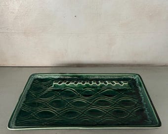 Bandeja de cerámica geométrica verde de mediados de siglo, fabricada en EE. UU. por Cookson.