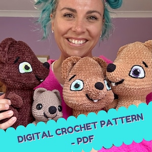 Peut inclure: Une femme tient quatre peluches d'animaux au crochet. Les peluches sont brunes et beiges avec des yeux noirs et des bouches souriantes. Les peluches sont devant un chemisier rose et un fond bleu. Le texte "DIGITAL CROCHET PATTERN - PDF" est sur un fond bleu et turquoise.
