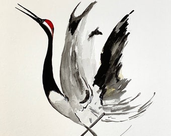 Puede incluir: Un dibujo en tinta negra y blanca de una grúa en vuelo con la cabeza roja. La grúa se representa en una pose dinámica con las alas extendidas. La firma del artista, "Sophie", es visible en la esquina inferior derecha.