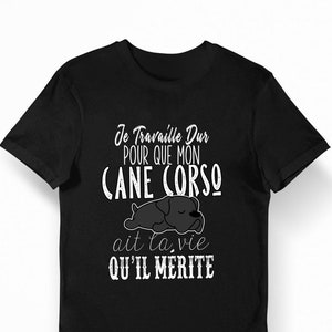 Könnte beinhalten: Schwarzes T-Shirt mit weißem Text, der "Je travaille dur pour que mon Cane Corso ait la vie qu'il merite" lautet, und einem Cartoon-Bild eines schlafenden schwarzen Cane Corso-Hundes.