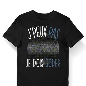 Peut inclure: T-shirt noir avec un motif de code bleu et vert et le texte "J'PEUX PAS JE DOIS CODER" en blanc.