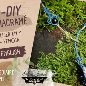 Op de afbeelding: Een blauwe en bruine macramé ketting met zwarte kralen. De ketting ligt op een bed van groen mos. De tekst "TUTO-DIY MICRO-MACRAMÉ YEMOJA - COLLIER EN Y Y NECKLACE - YEMOJA FRANÇAIS / ENGLISH NIVEAU INTERMEDIAIRE MEDIUM LEVEL" staat aan de linkerkant van de afbeelding.
