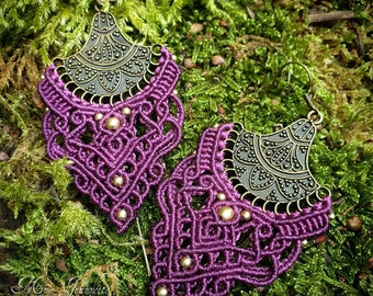 Micro-macrame earrings in plum color and brass beads