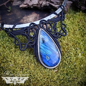 Blaue Labradorit-Torque-Plastron-Halskette und schwarze Mikro-Makramee - Boho-Halskette, Boho-Chic, Fee, Elfen-Halskette