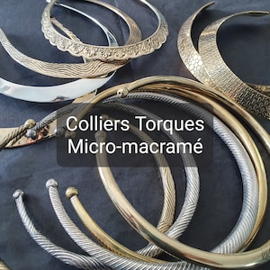 Könnte beinhalten: Eine Sammlung von goldenen und silbernen Metall-Chokern, einige mit aufwendigen Designs, mit dem Text "Colliers Torques Micro-macramé" in der Mitte.