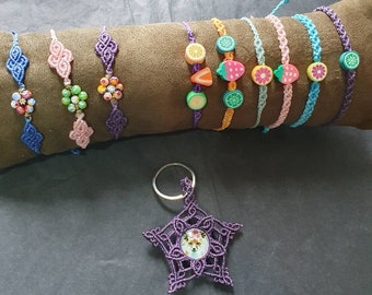 Bracciali per bambini e portachiavi in Micro-macramè