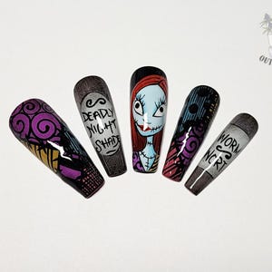 Puede incluir: Cinco u&ntilde;as postizas con dise&ntilde;os de personajes y pociones. Una u&ntilde;a muestra un personaje azul p&aacute;lido con cabello rojo y detalles cosidos. Otras u&ntilde;as presentan patrones morados y negros, una etiqueta gris que dice Deadly Night Shade y una etiqueta gris que dice Worm Wort.