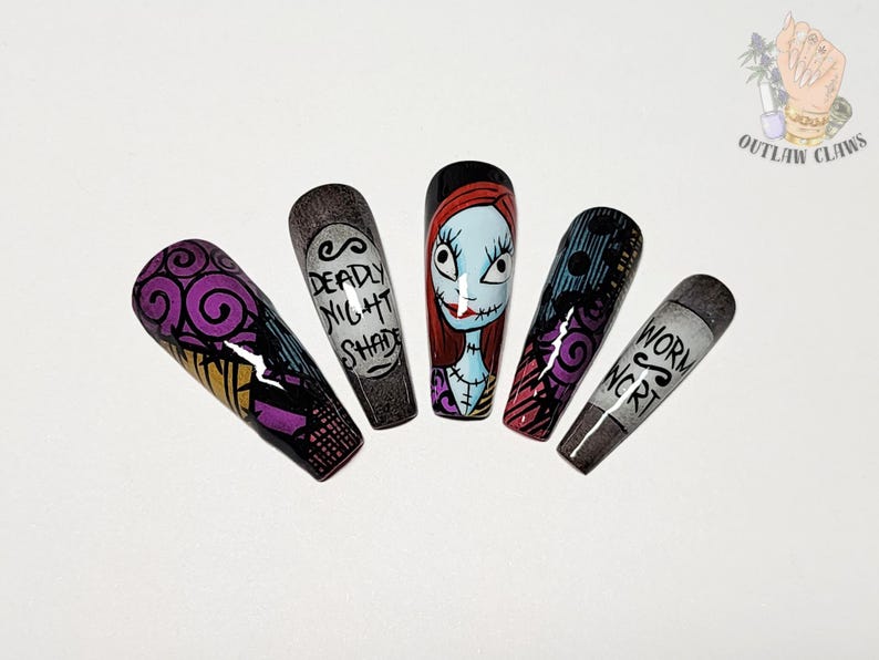 Puede incluir: Cinco u&ntilde;as postizas con dise&ntilde;os de personajes y pociones. Una u&ntilde;a muestra un personaje azul p&aacute;lido con cabello rojo y detalles cosidos. Otras u&ntilde;as presentan patrones morados y negros, una etiqueta gris que dice Deadly Night Shade y una etiqueta gris que dice Worm Wort.