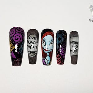 Puede incluir: Un juego de cinco u&ntilde;as postizas con dise&ntilde;os inspirados en Pesadilla antes de Navidad. Las u&ntilde;as muestran espirales moradas, una etiqueta que dice Deadly Night Shade, un retrato de Sally, patrones de rayas y una etiqueta que dice Worm Wort.