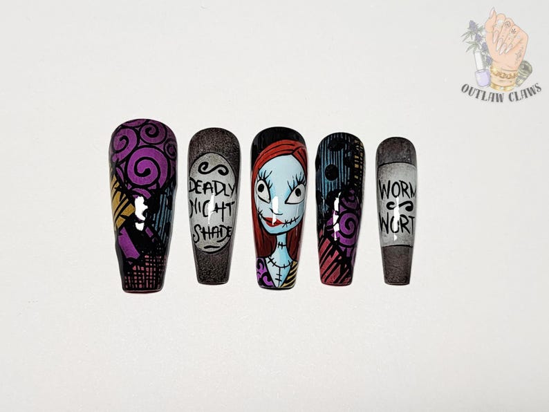 Puede incluir: Un juego de cinco u&ntilde;as postizas con dise&ntilde;os inspirados en Pesadilla antes de Navidad. Las u&ntilde;as muestran espirales moradas, una etiqueta que dice Deadly Night Shade, un retrato de Sally, patrones de rayas y una etiqueta que dice Worm Wort.