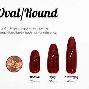 Puede incluir: Puntas de u&ntilde;a ovaladas/redondas de tama&ntilde;o 0 en acabado rojo oscuro, mostradas junto a una moneda de cobre para escala. La imagen incluye etiquetas de texto para Medium de 25mm, Long de 30mm y Extra Long de 45mm, indicando la longitud de cada punta.