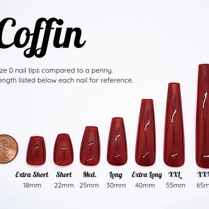 Puede incluir: Un conjunto de puntas de u&ntilde;as en forma de ata&uacute;d de color rojo oscuro en siete longitudes de 18mm a 65mm, junto a una moneda para escala. El texto dice: Coffin, Size 0 nail tips compared to a penny. Length listed below each nail for reference.