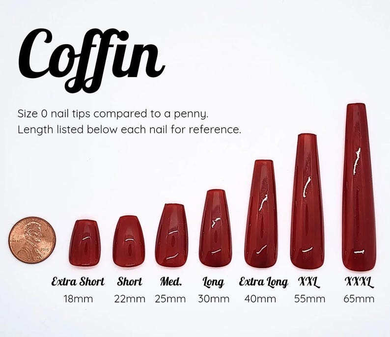 Puede incluir: Un conjunto de puntas de u&ntilde;as en forma de ata&uacute;d de color rojo oscuro en siete longitudes de 18mm a 65mm, junto a una moneda para escala. El texto dice: Coffin, Size 0 nail tips compared to a penny. Length listed below each nail for reference.