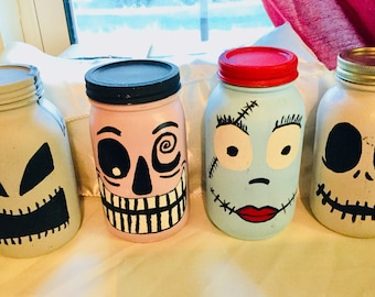 Separa a la pandilla de la película Pesadilla antes de Navidad. Tarros de albañil pintados.