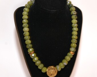 Noble necklace with faceted jade and filigree gold ball