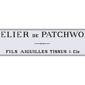 Peut inclure: Une enseigne rectangulaire blanche avec une bordure grise et du texte noir qui dit "ATELIER de PATCHWORK FILS AIGUILLES TISSUS & Cie"