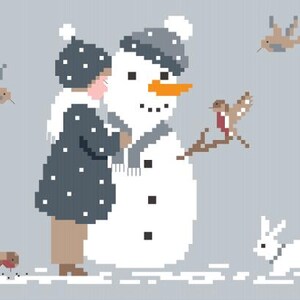 以下が含まれることがあります： 雪だるまを抱きしめる人のピクセル化されたイラスト。雪だるまはオレンジ色の鼻と灰色の帽子とスカーフをしています。鳥とウサギも冬のシーンに登場し、灰色の背景に描かれています。