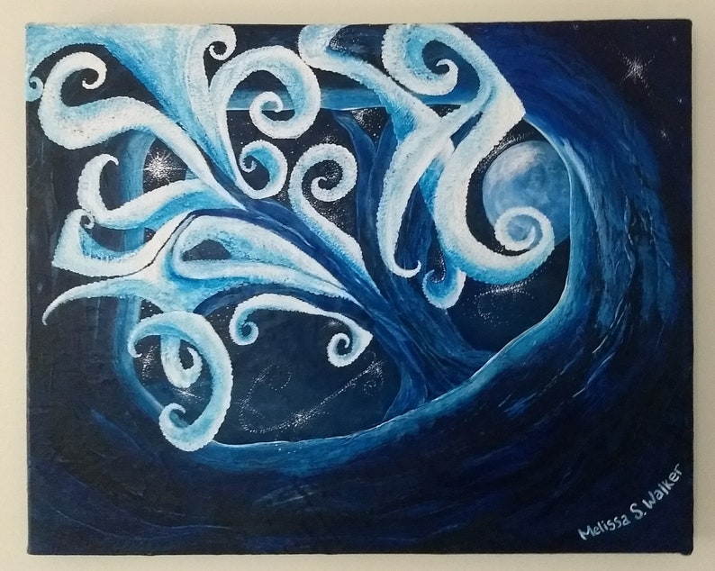 Puede incluir: Pintura abstracta con un dise&ntilde;o azul y blanco en espiral sobre un fondo azul oscuro. El dise&ntilde;o se asemeja a un &aacute;rbol con ramas y hojas. Una luna blanca es visible en la esquina superior derecha de la pintura. La pintura est&aacute; firmada "Melissa S. Walker" en la esquina inferior derecha.