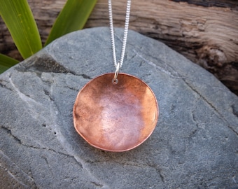 Collana con ciondolo a disco in rame riutilizzato in stile boho