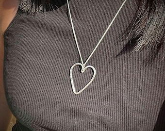 Colgante de plata esterlina reciclada de corazón abierto