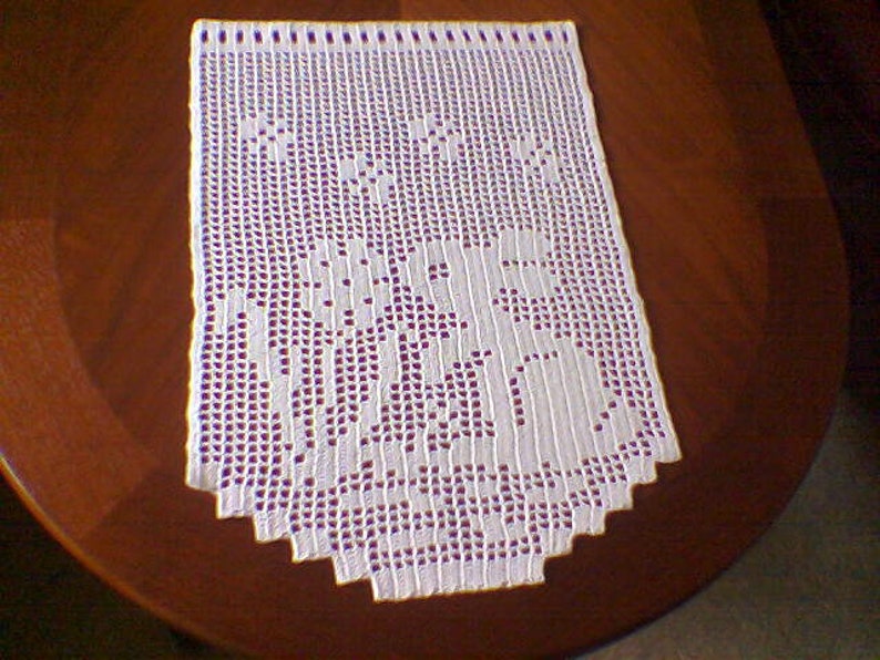 Crochet gardine with Easter bunny and flower
