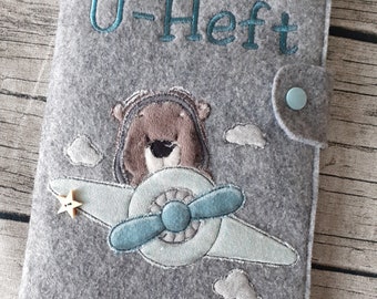 U-Heft-Hülle, Filz, personalisiert, bestickt, U-Pass-Hülle, Bär Pilot im Flugzeug