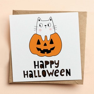 Chat dans une carte de vœux d’Halloween à la citrouille, carte d’Halloween mignonne, carte de citrouille et de chat, salutations d’Halloween pour les amoureux des chats