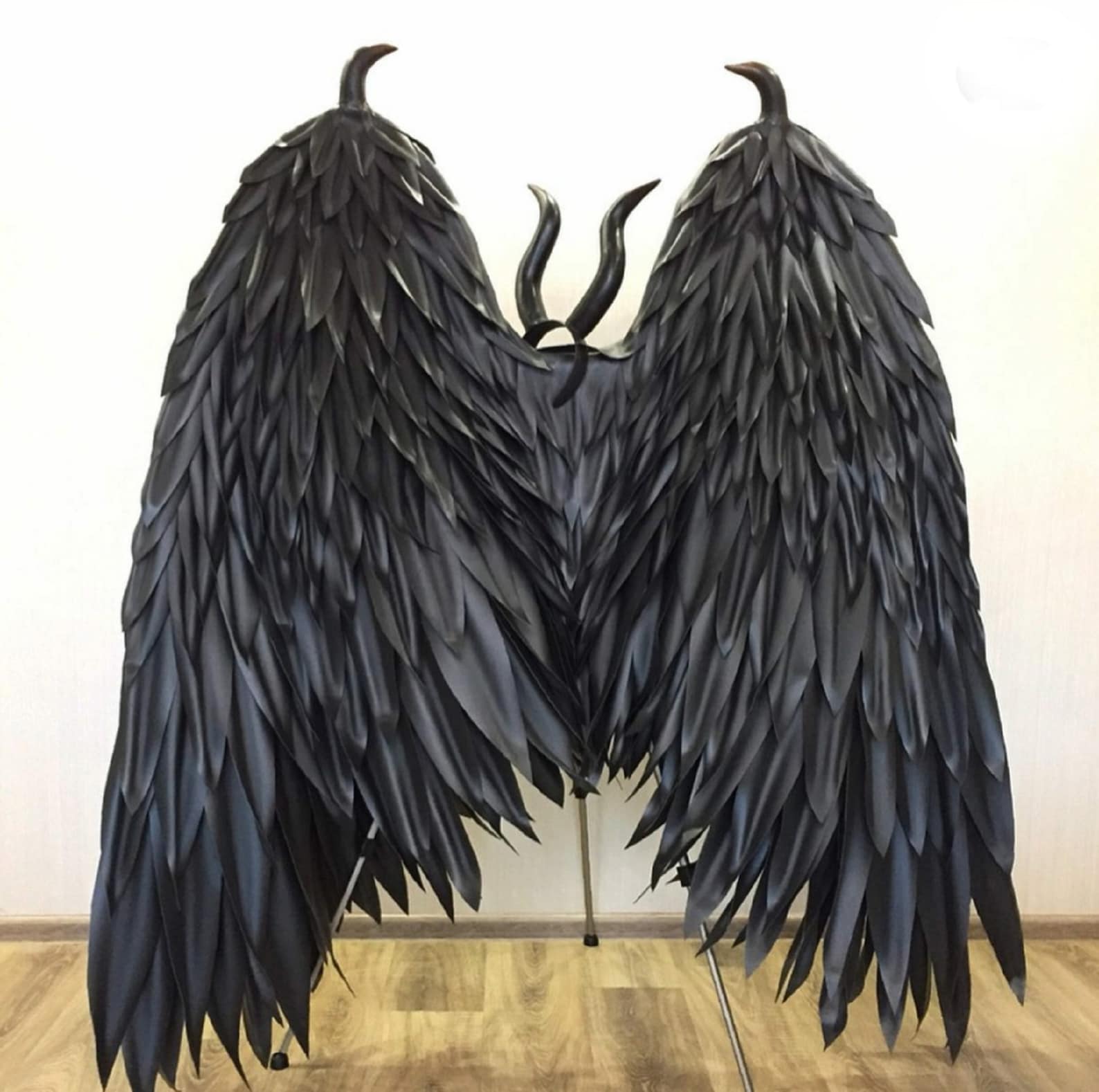 Костюм с черными крыльями. Черные крылья костюм. Черные крылья. Большие черные крылья. Демон в чёрном костюме.