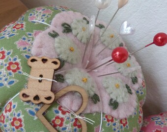1 cute pincushion green, sewing utensil, pincushion, gift, Mother's Day, birthday, patchwork, decoration handcraft