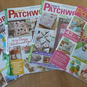 Op de afbeelding: Vier tijdschriften met de titel "Lena's Patchwork" worden getoond, met kleurrijke covers met afbeeldingen van quilts, knutselwerkjes en naaiprojecten. De tijdschriften bevatten Duitse tekst, met titels en coverdetails.