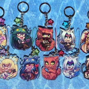 Puede incluir: Ocho llaveros de personajes de estilo anime coloridos con dijes brillantes. Cada llavero presenta un personaje diferente con detalles y expresiones únicas. Los llaveros están hechos de acrílico transparente y tienen un anillo de metal plateado.
