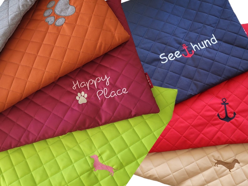 personalisierte Hundedecke, bestickt mit Namen oder Wunschtext mit Motiv, Outdoordecke, gefütterte Decke für den Hund, Urlaub mit Hund, Camping mit Hund, Wohnmobil, Camperhund, Hundeurlaub, Restaurantdecke, Decke to go