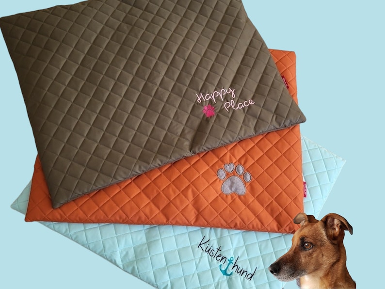 Hundedecke für draußen mit Namen bestickt, gefütterte Decke zum mitnehmen für Restaurant, Büro, Arbeitsplatz, Bürohund, Hund unterwegs, Outdoor, Hundeurlaub, Urlaub mit Hund, Campingdecke Hund, Nordsee Ostsee, Holland mit Hund, Ferienhaus Decke