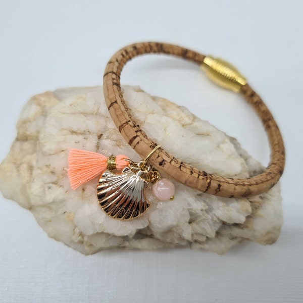 Bracelet liège, breloques coquillage, pompon orange, idée cadeau fait main