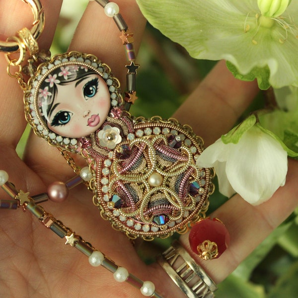 Rose et Or Rose brodé matryoshka collier de nid poupée, Babushka poupée déclaration bijoux pour femme originale, OOAK.