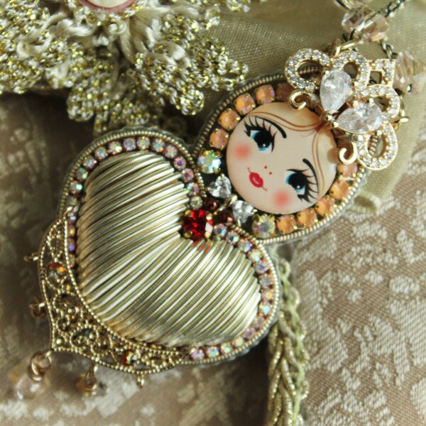 Pendentif de poupée Matryoshka en or rose dans le style antique Gold Heart, idée cadeau faite à la main pour maman et fille.