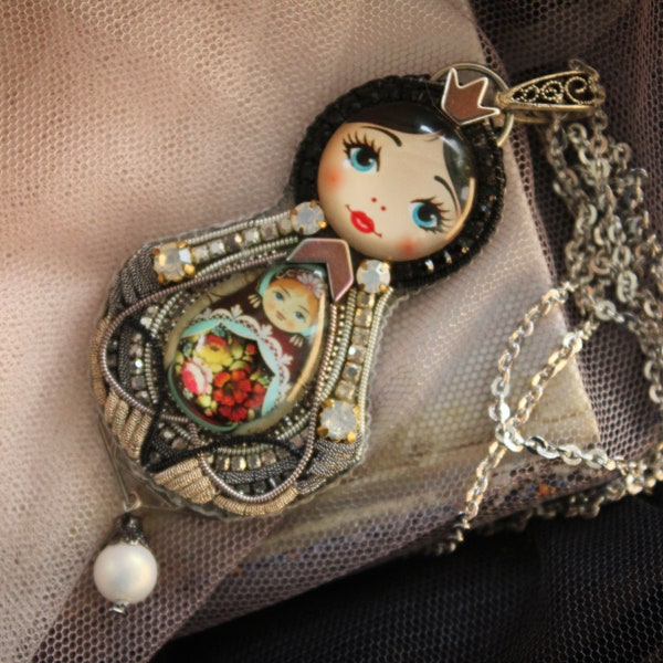 Collier de poupée gigogne Matriochka argenté et gris, pendentif poupée babouchka, idée cadeau originale.