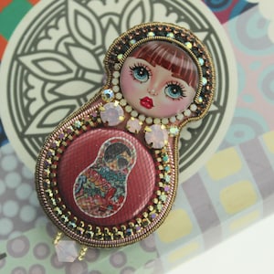 Alfinete de boneca matryoshka azul claro e rosa - broche russo para presente, ideia de presente para mamãe.