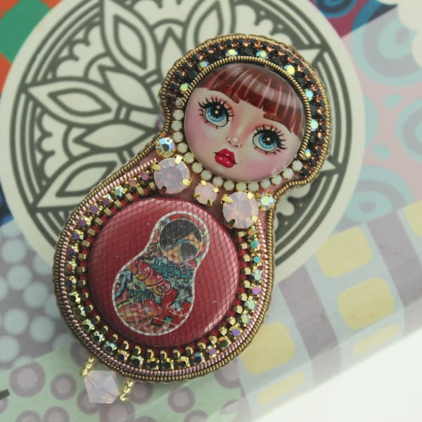 Épingle de poupée nicheuse matryoshka bleu clair et rose - poupée de broche russe pour cadeau, idée cadeau maman.