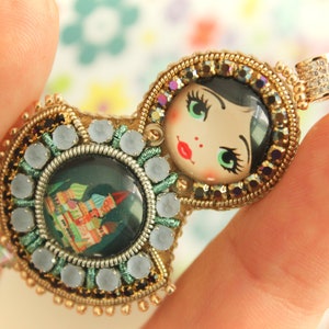 Ciondolo bambola Matrioska blu e verde in stile tradizionale russo, idea regalo fatta a mano per mamma e ragazza.