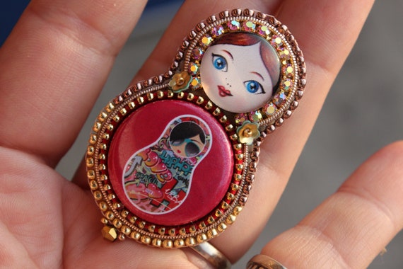 Broche avec Poupées/ broche russe Matriochka rose/ Broche épingle