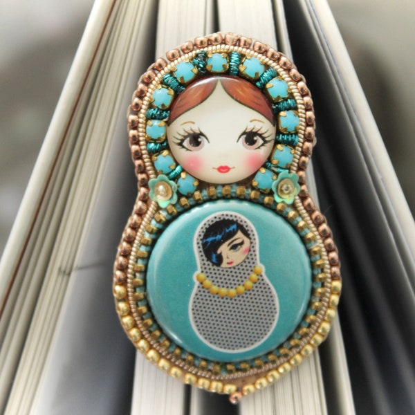 Broche de boneca russa matrioska em tons de azul claro e rosa - ideal para presentear, ótima ideia de presente para o Dia das Mães.