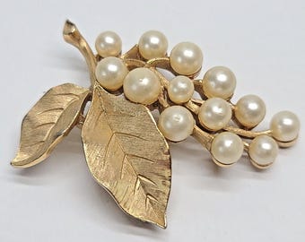 Crown Trifari faux round white pearl grapes leaf pin brooch gold tone Retro estate Art Deco Art Nouveau 1950s MCM 3D
