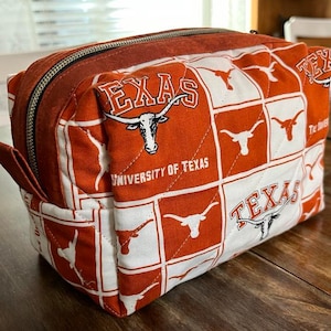 Trousse à cosmétiques en coton matelassée faite main : trousse de toilette de voyage universitaire en tissu TAMU Oklahoma UT Ole Miss UNT Mizzou Rice Texas Tech Virginia Tech UT