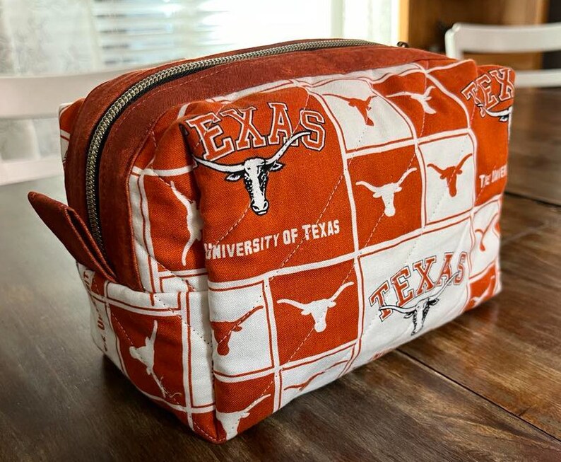 Trousse à cosmétiques en coton matelassée faite main : trousse de toilette de voyage universitaire en tissu TAMU Oklahoma UT Ole Miss UNT Mizzou Rice Texas Tech Virginia Tech UT