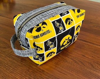 Trousse à cosmétiques en coton matelassée faite main : pochette de voyage universitaire en tissu Iowa Kentucky SMU OU Dayton Tennessee Texas State LSU Auburn