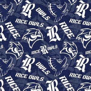 Peut inclure: Motif bleu marine avec des r&eacute;p&eacute;titions blanches. Le motif comprend les mots &laquo; RICE OWLS &raquo;, la lettre &laquo; R &raquo; et des illustrations de hiboux, cr&eacute;ant un motif textur&eacute; et r&eacute;p&eacute;titif.