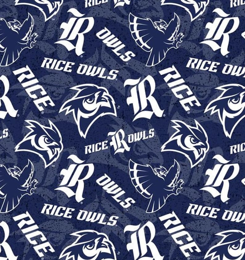 Peut inclure: Motif bleu marine avec des r&eacute;p&eacute;titions blanches. Le motif comprend les mots &laquo; RICE OWLS &raquo;, la lettre &laquo; R &raquo; et des illustrations de hiboux, cr&eacute;ant un motif textur&eacute; et r&eacute;p&eacute;titif.