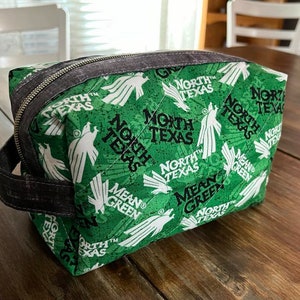Trousse à cosmétiques en coton matelassée faite main : trousse de toilette de voyage universitaire en tissu TAMU Oklahoma UT Ole Miss UNT Mizzou Rice Texas Tech Virginia Tech UNT