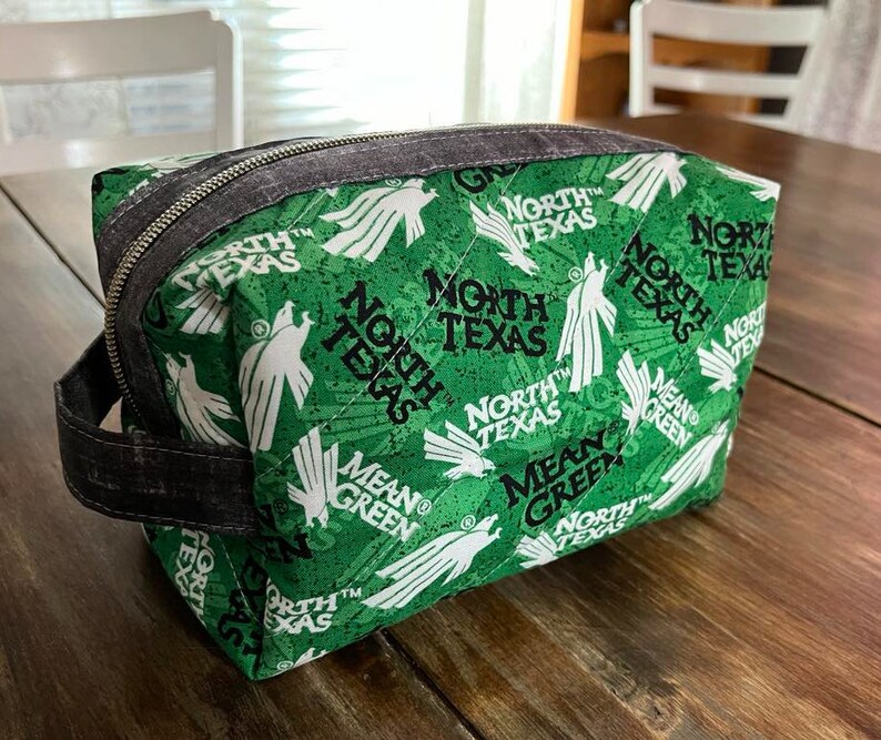 Trousse à cosmétiques en coton matelassée faite main : trousse de toilette de voyage universitaire en tissu TAMU Oklahoma UT Ole Miss UNT Mizzou Rice Texas Tech Virginia Tech UNT